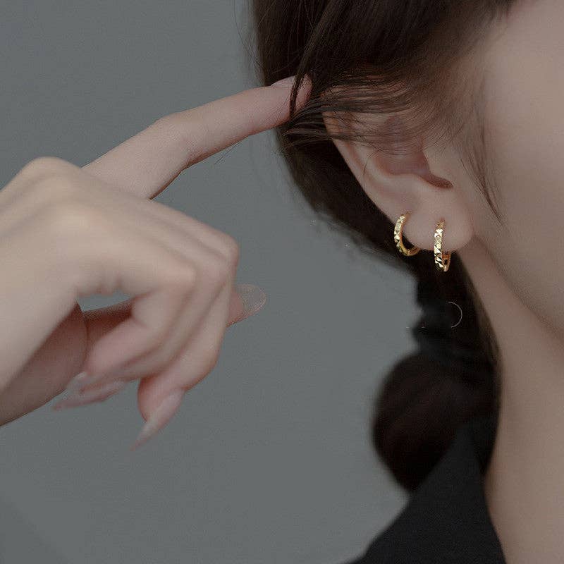 Dainty Geometric Huggie Hoop Earrings in 925 Sterling Silver: Silver / 1.4 cm