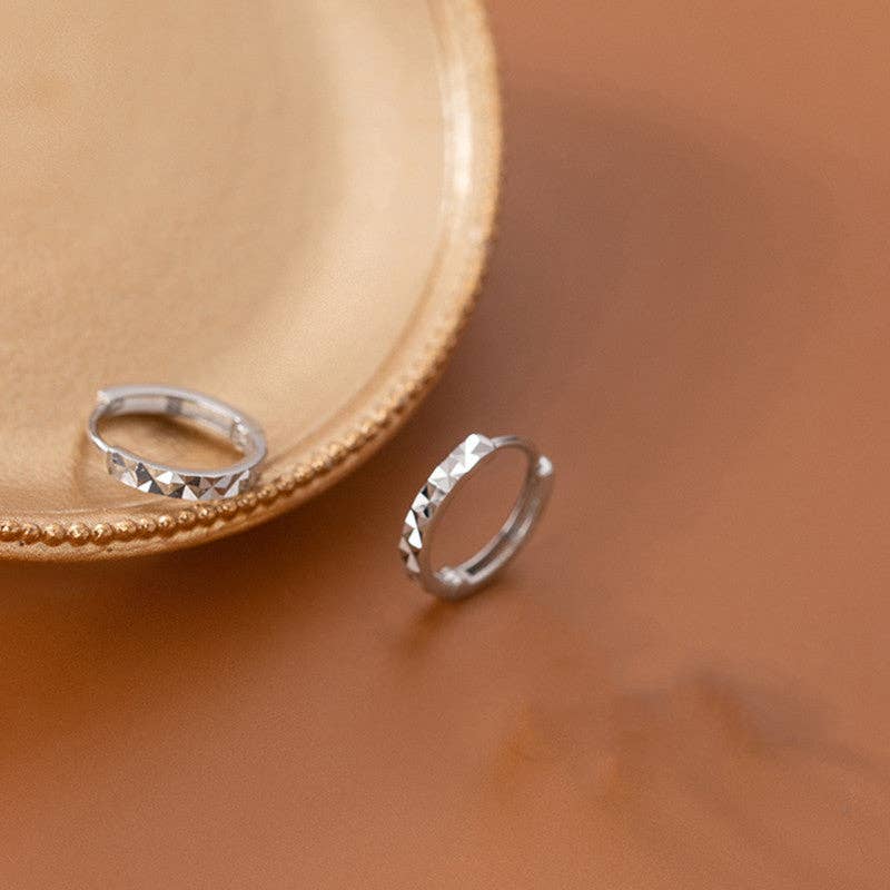 Dainty Geometric Huggie Hoop Earrings in 925 Sterling Silver: Silver / 1.4 cm